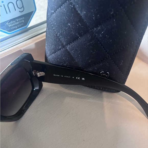 CHANEL Elegant Black Sunglasses - Picture 4 of 4